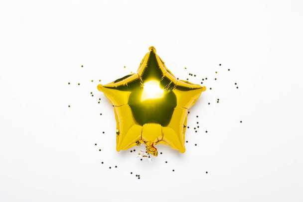 Air golden balloons star shape and candy on a white background. Conceito para férias, festa, zona fotográfica, decoração. Banner Flat lay, vista superior - Foto, Imagem