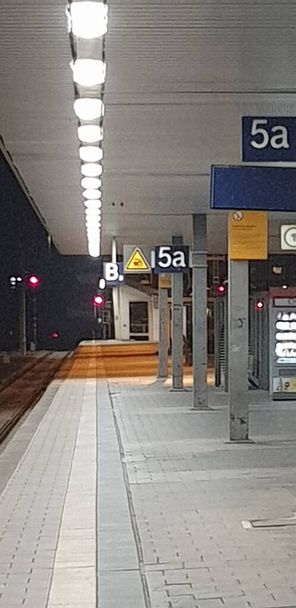 платформа на залізничній станції вночі
 - Фото, зображення