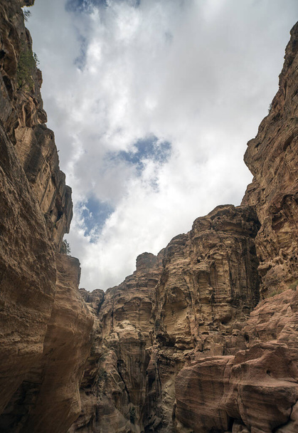 ペトラ、ヨルダンで岩の眺め。岩下のビューの間の峡谷。中東の自然 - 写真・画像
