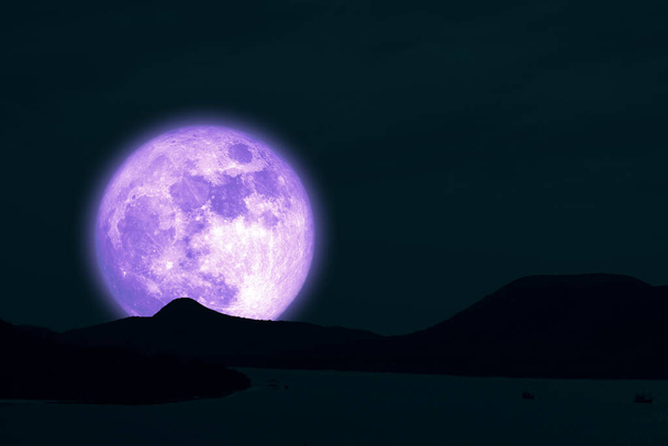 Luna llena de nieve en el cielo nocturno volver isla silueta en el océano
  - Foto, Imagen