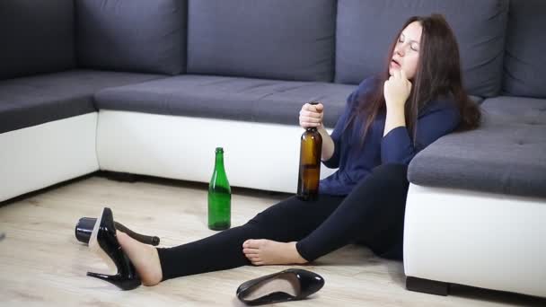 Kanepede şarap şişeleri, alkolizm konsepti ve alkol bağımlılığıyla yatan sarhoş bir kadın. - Video, Çekim