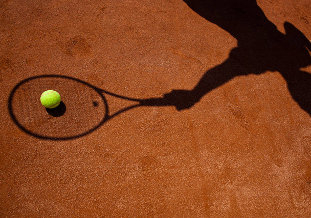 shadow of a tennis player in action on a tennis court - Zdjęcie, obraz