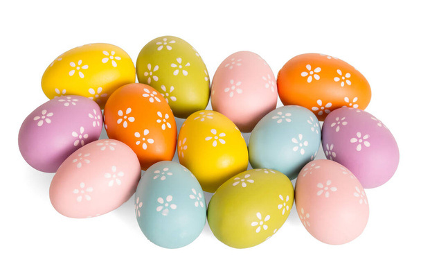 Цветные пасхальные яйца изолированы на белом фоне. - Фото, изображение