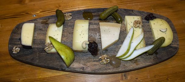 Puinen juusto aluksella
 - Valokuva, kuva