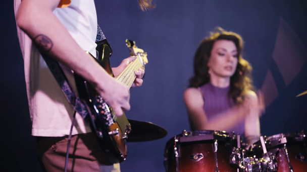 vista recortada del guitarrista y baterista en el escenario
  - Metraje, vídeo