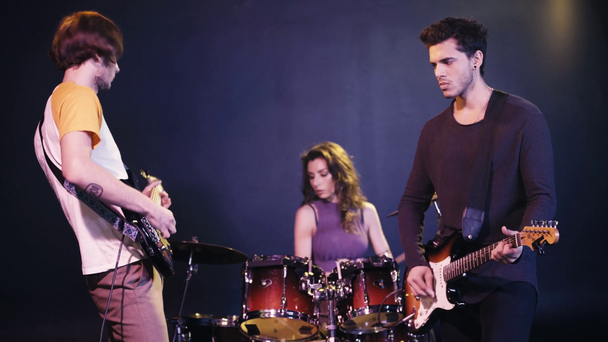 giovane rock band esibendosi sul palco
  - Filmati, video