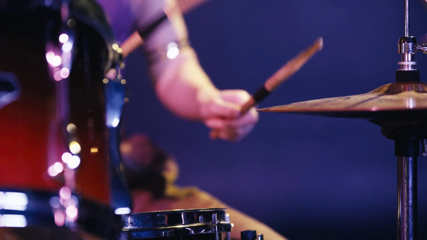 enfoque selectivo del baterista actuando en el escenario
  - Metraje, vídeo