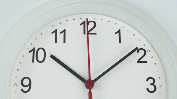 Zamknij Biały zegar ścienny twarz początku czasu 10.10 rano lub pm. na białym tle, koncepcja czasu. - Materiał filmowy, wideo