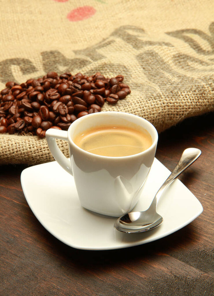 tasse de café et haricots sur la table - Photo, image