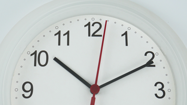 Feche a superfície do relógio de parede branca início do tempo 10.11 am ou pm. no fundo branco, conceito de tempo. - Filmagem, Vídeo