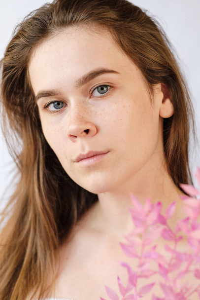 Jeune femme avec serviettes blanches fleur rose. Spa, soins de la peau, beauté, cosmétiques, cosmétologie, concept wellness
 - Photo, image