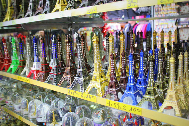 Loja de lembranças em Paris, pequenas torres Eiffel para venda
 - Foto, Imagem