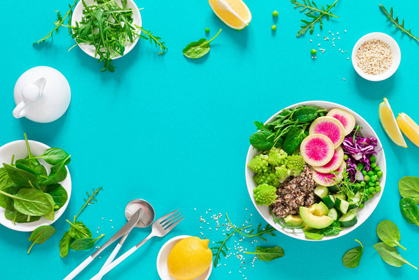 Vegane Mittagsschale mit Quinoa, Gurken, grünen Erbsen, Rettich, Romanesco und Rotkohl, Avocado, Spinat und Rucola-Salat, gesunde Ernährung, vegetarisches Ernährungskonzept, vegane Entgiftung und antioxidative Ernährung - Foto, Bild