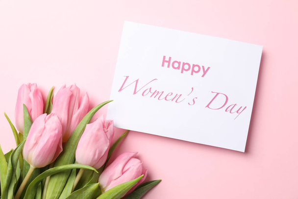 Tulipas cor-de-rosa e inscrição Feliz dia das mulheres no fundo rosa
 - Foto, Imagem