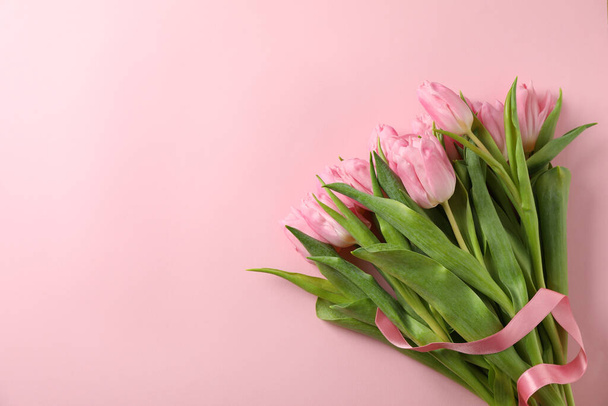Bouquet of tulips on pink background, space for text - Φωτογραφία, εικόνα