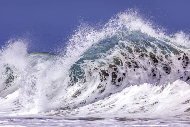 Ocean Wave lähikuva vesi. Ocean aalto lähikuva yksityiskohtaisesti pystyssä kaatuu ontto virtaava vesi. luonnon energiavoima
. - Valokuva, kuva
