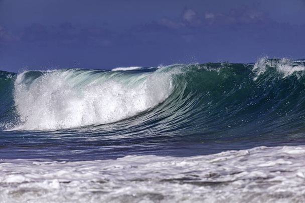 Ocean Wave Closeup Water. Ocean wave close-up detail van rechtop crashen holle breken water. energie kracht van de natuur. - Foto, afbeelding