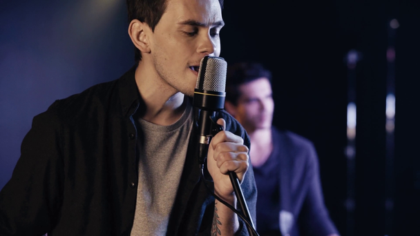 επιλεκτική εστίαση του τραγουδιστή εκτελεί κοντά μικρόφωνο - Πλάνα, βίντεο