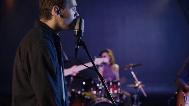 a zenekarral fellépő ember szelektív fókusza  - Felvétel, videó