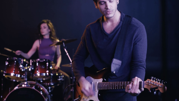 selectieve focus van gitarist optredend met drummer - Video