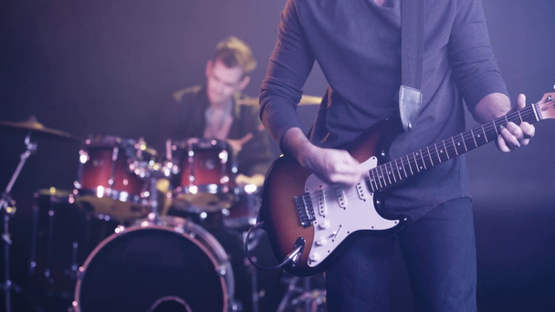 selectieve focus van gitarist optredend met drummer op het podium - Video