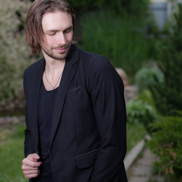 Young elegant handsome man posing outside. - Fotoğraf, Görsel