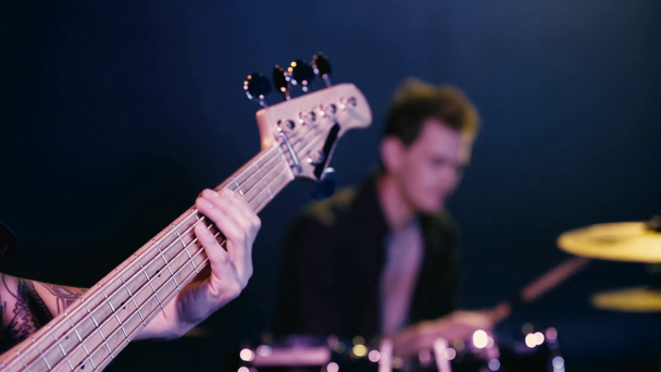 selektivní zaměření vytetovaného kytaristy vystupujícího s bubeníkem  - Záběry, video
