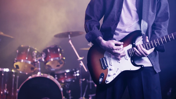 kivágott kilátás gitáros játszik közelében dob készlet - Felvétel, videó