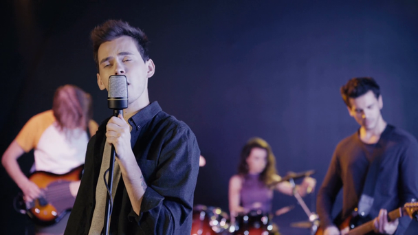 selectieve focus van zanger en muziekband op het podium - Video