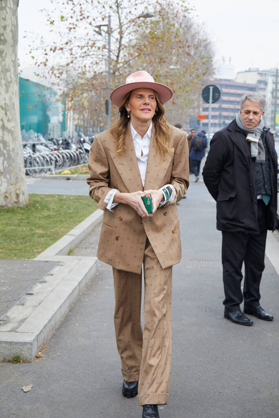Anna dello Russo with beige jacket and trousers and pink hat before Gucci fashion show, Milan Fashion Week street style - Foto, afbeelding