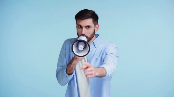 hombre irritado gritando en megáfono aislado en azul
 - Metraje, vídeo