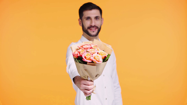 фокус тянет человека, держащего цветы в изоляции от апельсина
 - Кадры, видео