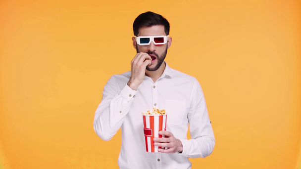 испуганный человек в 3D очки смотреть фильм изолирован на оранжевый
 - Кадры, видео