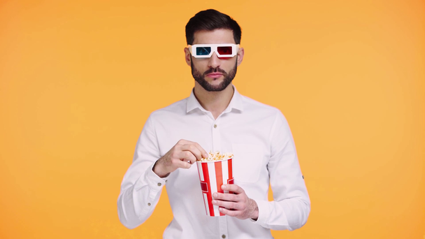 homem em óculos 3d comer pipocas e assistir filme isolado em laranja
 - Filmagem, Vídeo