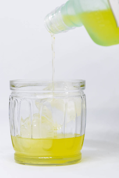 пляшка лимонного лікеру, що подає лікер у скляній чашці
 - Фото, зображення