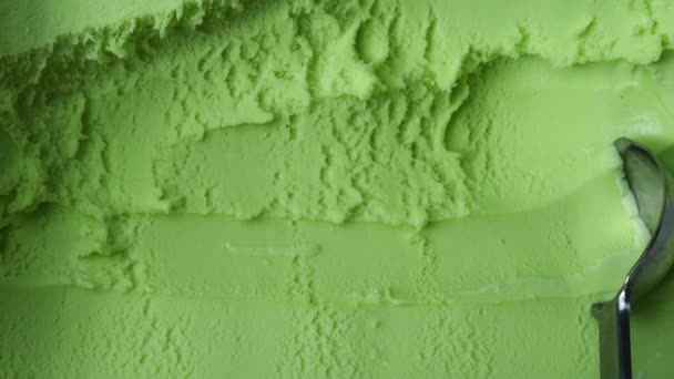 Κοντινό πλάνο Zoom out, Time Lapse Scoop lime αρωματισμένο παγωτό sherbet σε κώνο βάφλας σε μαύρο φόντο, Front view Food concept. - Πλάνα, βίντεο