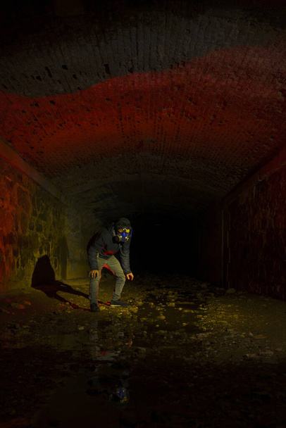Άντρας με μάσκα αερίου στο τούνελ. ελαφριά ζωγραφική - Φωτογραφία, εικόνα