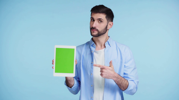 homem apontando com o dedo para tablet digital com tela verde isolada em azul
 - Filmagem, Vídeo