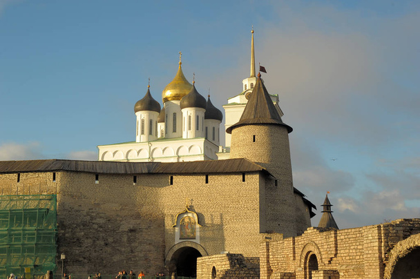 Views Pskov Kremlin in the fall day - Foto, Imagen