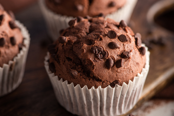 zbliżenie widok świeżej czekolady muffin na desce do krojenia drewna - Zdjęcie, obraz