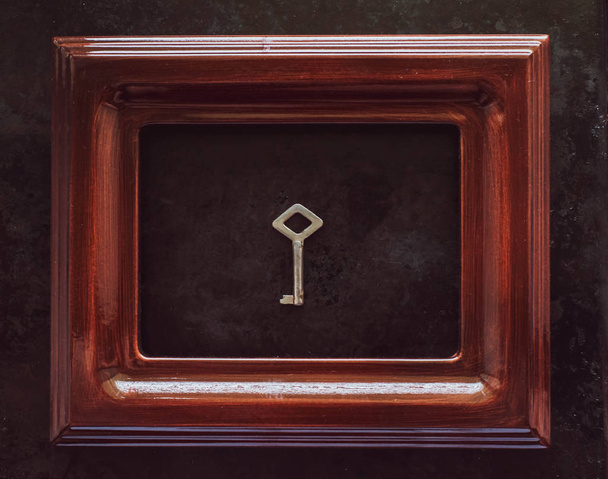 door key in the frame. - Zdjęcie, obraz