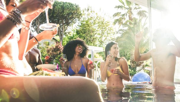 Skupina multiraciálních přátel se baví tancováním na párty u bazénu - Fotografie, Obrázek