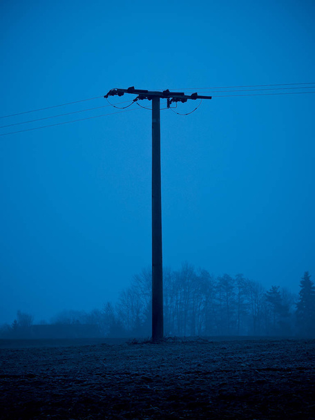 Kleiner Strommast an einem Wintermorgen - Foto, Bild