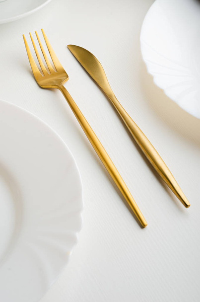 Moderní moderní matné zlaté spotřebiče - vidlice a nůž  - Fotografie, Obrázek