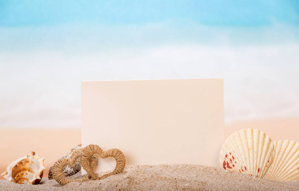 Blank card, sea shells, seashells and two hearts in the sand  - Foto, imagen