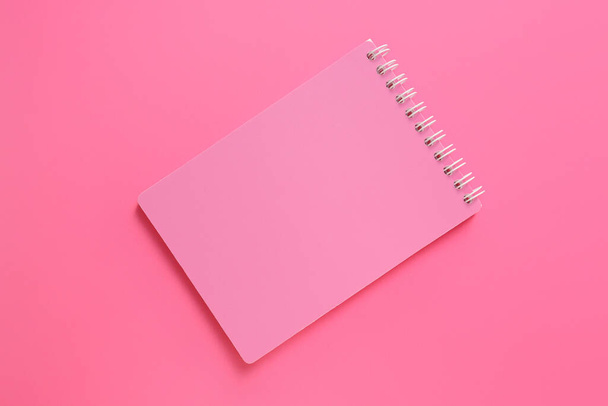 Cuaderno escolar sobre fondo de color
 - Foto, imagen