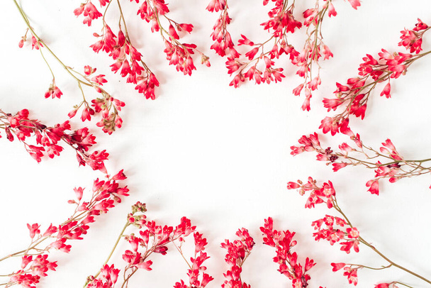 Corona redonda marco borde hecho de flores silvestres rojas y hojas. Flat lay, vista superior espacio de copia fondo de maqueta
. - Foto, imagen