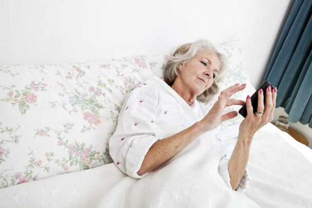 Senior woman using smartphone - Foto, Imagem