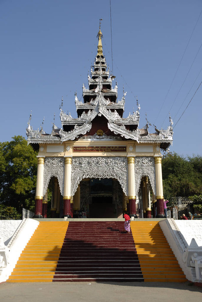 entrance to the mandalay hill,mandalay,myanmar - Foto, Imagen