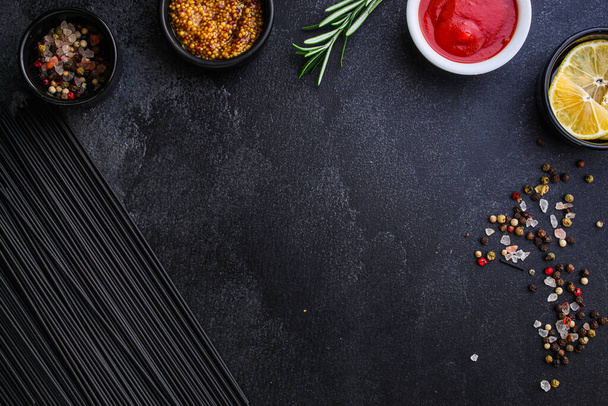 μακαρονάδα ζυμαρικών με μελάνι σουπιάς (υγιεινή διατροφή, μαύρο χρώμα) μενού έννοια. φόντο τροφίμων. Στην κορυφή. αντίγραφο χώρου - Φωτογραφία, εικόνα
